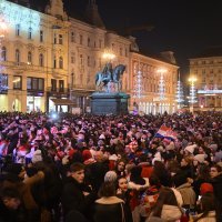 Navijači prate utakmicu Hrvatska - Argentina na Trgu bana Josipa Jelačića