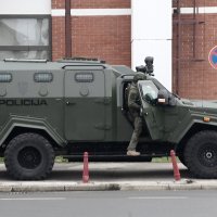 Uhićenik priveden na sud u specijalnom blindiranom policijskom vozilu