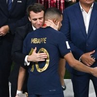 Kylian Mbappe u zagrljaju predsjednika Macrona