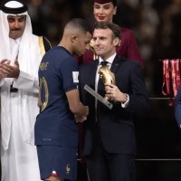 Kylian Mbappe u zagrljaju predsjednika Macrona