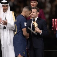 Kylian Mbappe u zagrljaju predsjednika Macrona