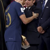 Kylian Mbappe u zagrljaju predsjednika Macrona