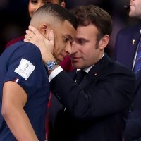 Kylian Mbappe u zagrljaju predsjednika Macrona