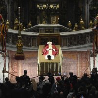 Odavanje počasti bivšem papi Benediktu XVI.