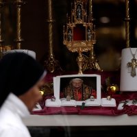 Odavanje počasti bivšem papi Benediktu XVI.