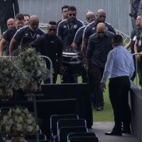 Stotine ljudi se posljednji put opraštaju od Pelea