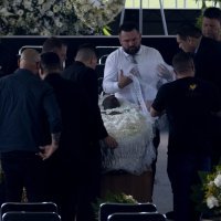 Stotine ljudi se posljednji put opraštaju od Pelea