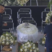 Stotine ljudi se posljednji put opraštaju od Pelea