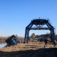 Četiri osobe ozlijeđene pri padu velike lučke dizalice