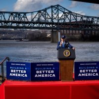 Demokratski predsjednik SAD-a Joe Biden i čelnik republikanaca u Senatu Mitch McConnell
