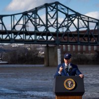 Demokratski predsjednik SAD-a Joe Biden i čelnik republikanaca u Senatu Mitch McConnell