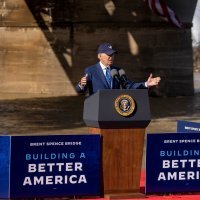 Demokratski predsjednik SAD-a Joe Biden i čelnik republikanaca u Senatu Mitch McConnell