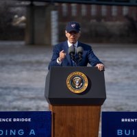 Demokratski predsjednik SAD-a Joe Biden i čelnik republikanaca u Senatu Mitch McConnell