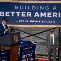 Demokratski predsjednik SAD-a Joe Biden i čelnik republikanaca u Senatu Mitch McConnell