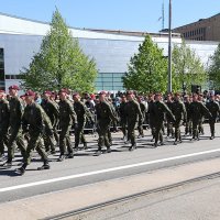 Pripadnici pukovnije Utti na mimohodu u Helsinkiju