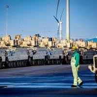 Američki tenkovi u nizozemskoj luci na putu za istočno krilo NATO-a