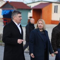 Milanović posjetio kontejnersko naselje u Sisku
