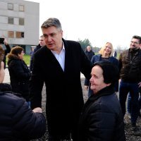 Milanović posjetio kontejnersko naselje u Sisku