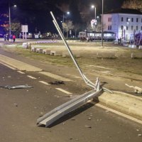 Putnički vlak prošao kroz kolodvor i naletio na kombi