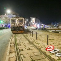 Putnički vlak prošao kroz kolodvor i naletio na kombi