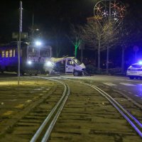 Putnički vlak prošao kroz kolodvor i naletio na kombi