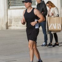 Sunčan dan izmamio je Splićane na Rivu