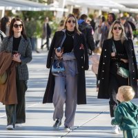 Sunčan dan izmamio je Splićane na Rivu