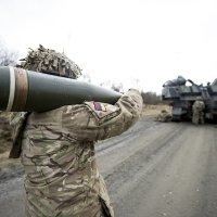 Član posade AS-90 s granatom kalibra 155 milimetara