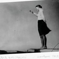 Ivana Tomljenović-Meller na krovu Bauhausa, 1929., cb fotografija, 121 x 151 mm, fotograf Naftali Rubinstein