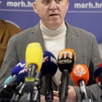 Ministar Branko Bačić obratio se medijima tijekom posjeta Petrinji