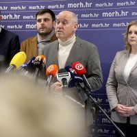 Ministar Branko Bačić obratio se medijima tijekom posjeta Petrinji