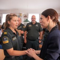 Jacinda Ardern sa spasiocima nakon eurupcije vulkana