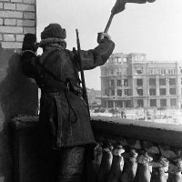 Sovjetski vojnik slavi pobjedu nad Nijemcima