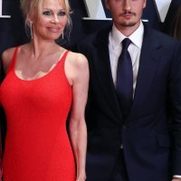 Pamela Anderson sa sinovima