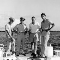 Poručnik Larry Shumaker, zapovjednik poručnik Donald Walsh, šef operacije Andreas B. Rechnitzer, znanstvenik Jacques Piccard