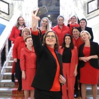 Saborske zastupnice u crvenim haljinama