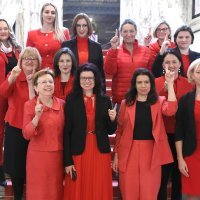 Saborske zastupnice u crvenim haljinama