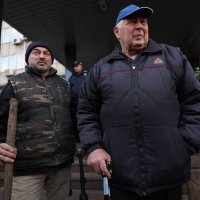 Nezadovoljni srbijanski poljoprivrednici prosipali su mlijeko ispred ministarstva