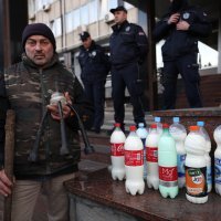 Nezadovoljni srbijanski poljoprivrednici prosipali su mlijeko ispred ministarstva