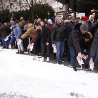 Nezadovoljni srbijanski poljoprivrednici prosipali su mlijeko ispred ministarstva