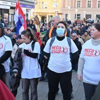 Prosvjed zbog muškaraca koji mole na Trgu bana Jelačića