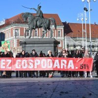 Prosvjed zbog muškaraca koji mole na Trgu bana Jelačića