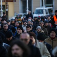 Grupa muškaraca kleči i moli krunicu na Trgu bana Jelačića