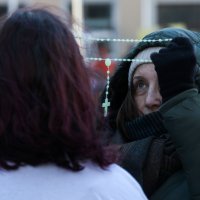 Grupa muškaraca kleči i moli krunicu na Trgu bana Jelačića