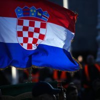 Grupa muškaraca kleči i moli krunicu na Trgu bana Jelačića