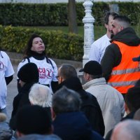 Grupa muškaraca kleči i moli krunicu na Trgu bana Jelačića