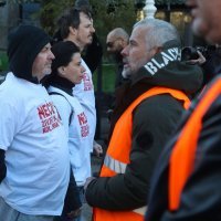 Grupa muškaraca kleči i moli krunicu na Trgu bana Jelačića