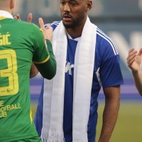 Dinamo i Istra 1961 na teren izašli u bijelim šalovima u čast Ćiri Blaževiću, 10.2.2023.