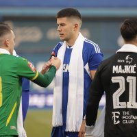 Dinamo i Istra 1961 na teren izašli u bijelim šalovima u čast Ćiri Blaževiću, 10.2.2023.