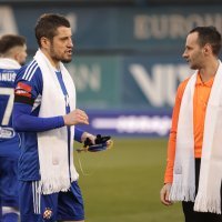 Dinamo i Istra 1961 na teren izašli u bijelim šalovima u čast Ćiri Blaževiću, 10.2.2023.